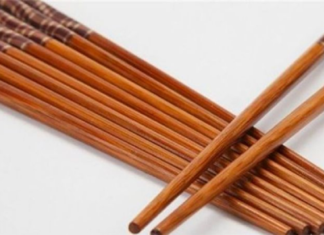 Tips for distinguishing natural wooden chopsticks from dyed ones
