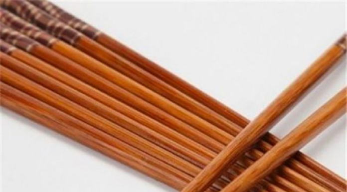 Tips for distinguishing natural wooden chopsticks from dyed ones