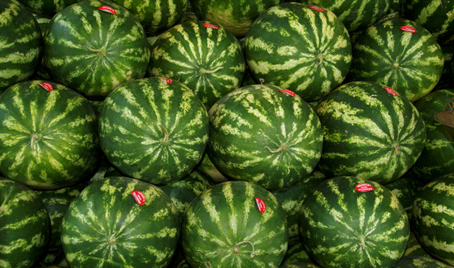 Buying watermelon? Spot these 3 signs for thin skin, juicy flesh, and sweet taste