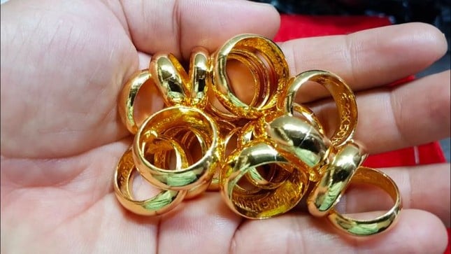 Is it better to buy gold bars or gold rings for investment when you have extra money to spare?