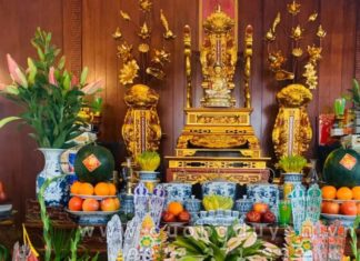 Should silk or fabric flowers be used to decorate altars and prayer rooms? Misunderstood by many.