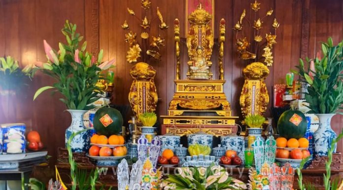 Should silk or fabric flowers be used to decorate altars and prayer rooms? Misunderstood by many.