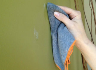 Guide to sticking apricot blossoms on the wall for traditional Tet decoration