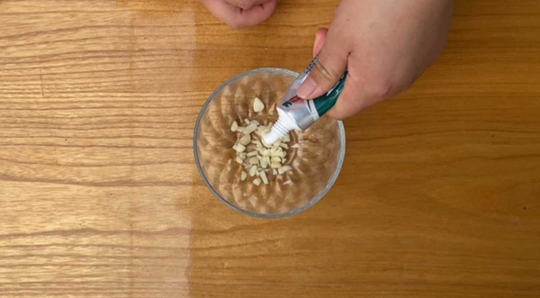 The Amazing Benefits of Applying Toothpaste on Garlic and Placing it in the Kitchen and Bathroom
