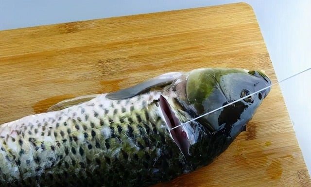 Wash fish with more than just plain water: Use this to remove fishy odor and make the meat tender and delicious.