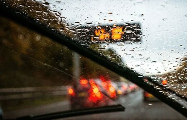 What to consider when driving in heavy rain?