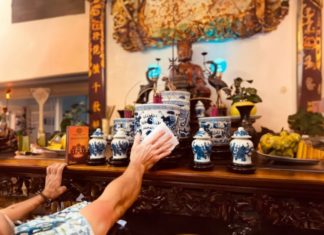 Should we trim the candle wick before or after the 23rd of December? How to adhere to the ancestral tradition correctly?