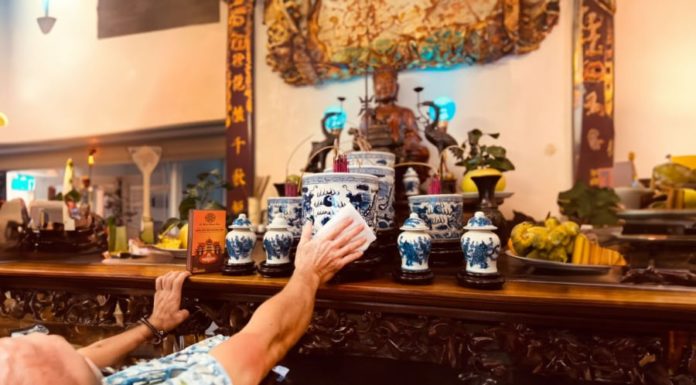 Should we trim the candle wick before or after the 23rd of December? How to adhere to the ancestral tradition correctly?