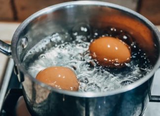 Why does the pot turn black after boiling eggs?