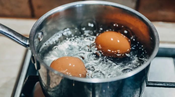 Why does the pot turn black after boiling eggs?