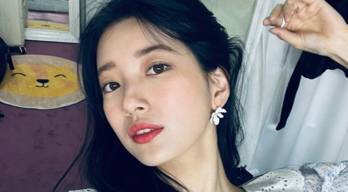 Beloved Hair Colors of Korean Celebrities, Simple yet Enhancing for Brighter Skin Tone