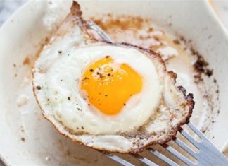 Tips for cooking perfect two-sided sunny-side up eggs without breaking them, easy and foolproof.