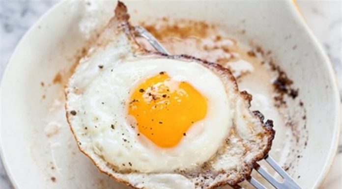 Tips for cooking perfect two-sided sunny-side up eggs without breaking them, easy and foolproof.