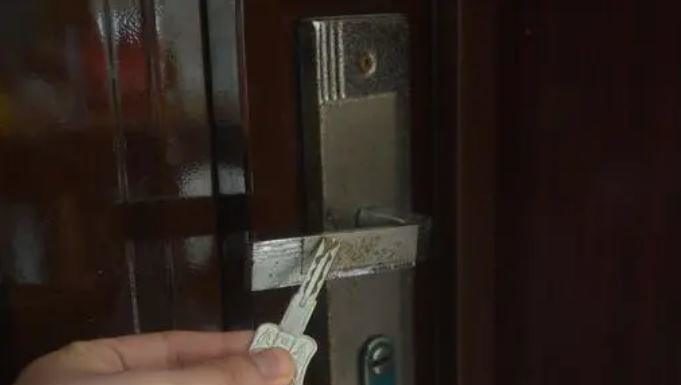 Smart People Will Touch the Key to the Door Handle, Knowing the Reason My Whole Family Will Follow Suit