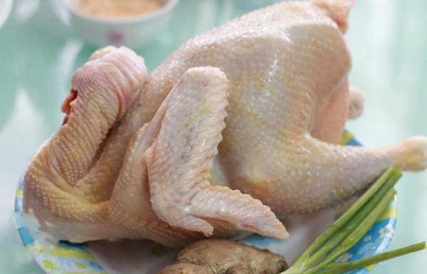 Add this handful of mint leaves to boiling water to cook chicken, ensuring clean bamboo shoots and no more fishy smell.