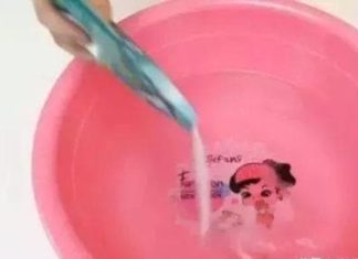 Don’t Use Clean Water to Mop the Floor! Learn a Trick to Keep Your Floor Spotless, Water Stain and Bacteria-Free