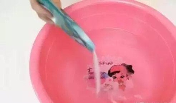 Don’t Use Clean Water to Mop the Floor! Learn a Trick to Keep Your Floor Spotless, Water Stain and Bacteria-Free