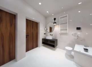 Should we keep the bathroom door open or closed when it’s not in use to ensure the family’s health? Many households are doing it wrong, causing harm.