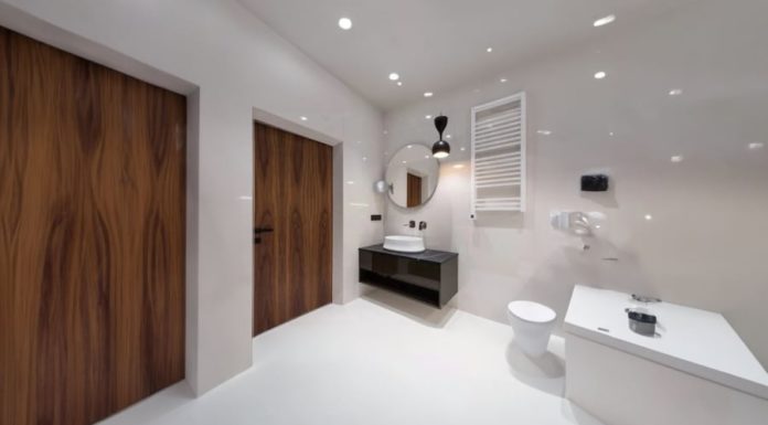 Should we keep the bathroom door open or closed when it’s not in use to ensure the family’s health? Many households are doing it wrong, causing harm.