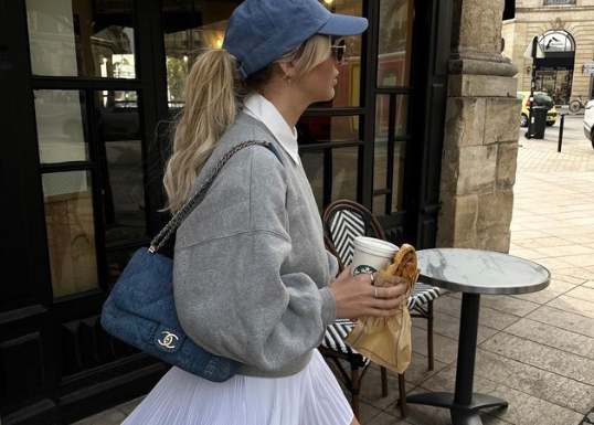 Korean beauties obsessed with this familiar accessory, always looking gorgeous all year round