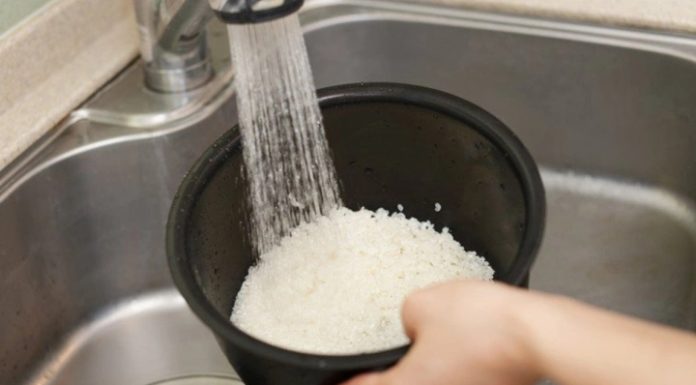 Should rice be cooked with cold water or hot water?