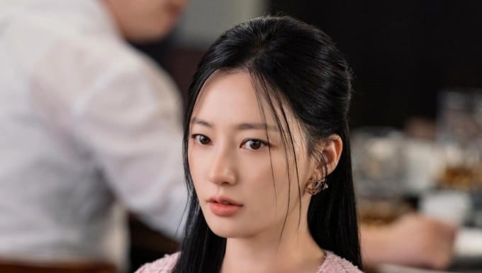 “Hot film villain defies age with stunning hairstyles”