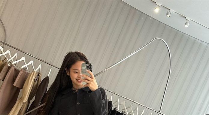 The famous female stars can’t ignore the craze for high school girl style that rejuvenates their looks