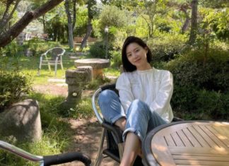 Korean beauty over 40 defies age with simple, effortless style