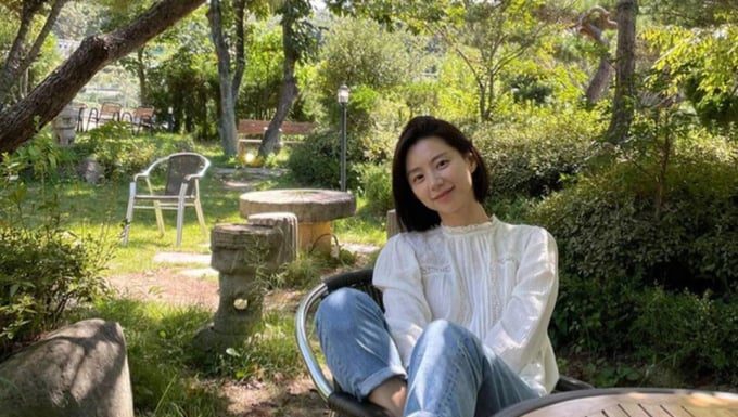 Korean beauty over 40 defies age with simple, effortless style