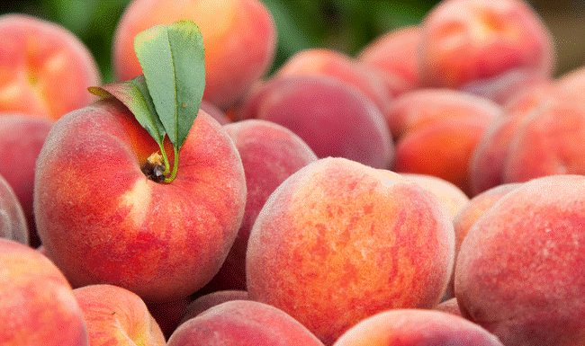 Should I choose big or small peaches when buying to get sweet and juicy fruit?