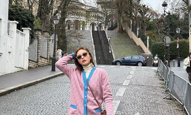 Vietnamese beauties suggest a series of stylish, casual ways to mix wide-leg jeans.