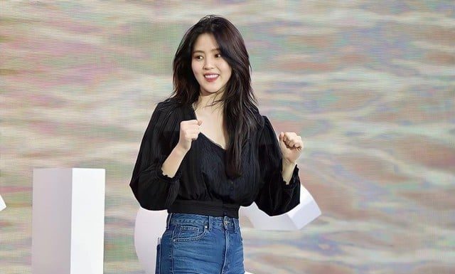 Han So Hee suggests a series of stunning ways to wear jeans, without repetitive boring looks