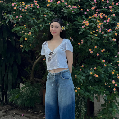 Quỳnh Kool shares tips on how to style wide-leg pants for a youthful and dynamic look.
