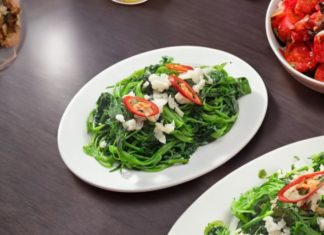 Make Crispy and Green Stir-Fried Water Spinach with Garlic – Add this Ingredient to Prevent Blackening, a Restaurant’s Favorite in 100 Meals.