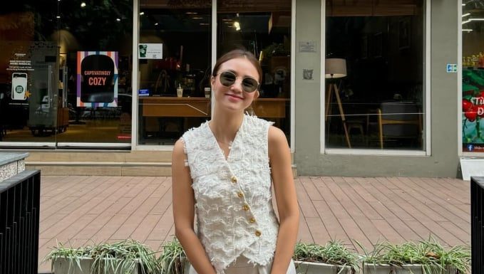 Hot mom Salim shares stylish outfit ideas with the beloved high-waisted pants for all ladies