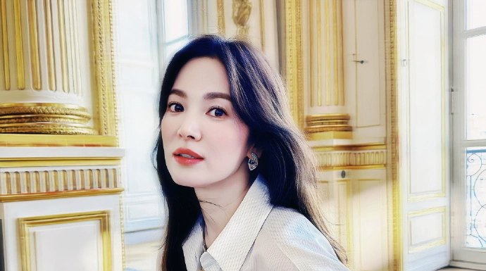 Song Hye Kyo rocks a stunningly chic angled hairstyle recently