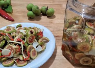 Delicious and enticing: Enjoy salted bananas with traditional Vietnamese sticky rice cakes during Tet holiday