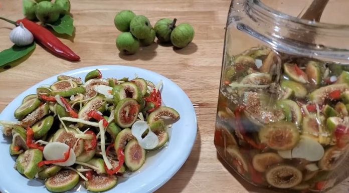 Delicious and enticing: Enjoy salted bananas with traditional Vietnamese sticky rice cakes during Tet holiday