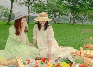 Top 10 Stunning Poses for Beautiful Moments with Two Female Friends