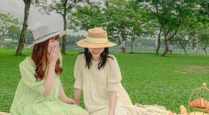 Top 10 Stunning Poses for Beautiful Moments with Two Female Friends