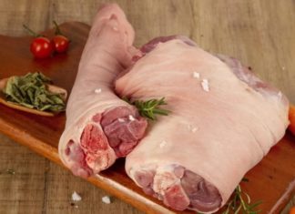 Boiling meat with salt and lukewarm water is wrong: Add this ingredient for succulent, fragrant, and moist white meat