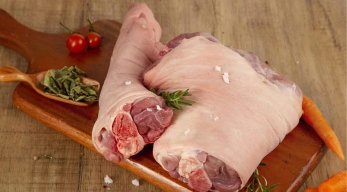 Boiling meat with salt and lukewarm water is wrong: Add this ingredient for succulent, fragrant, and moist white meat