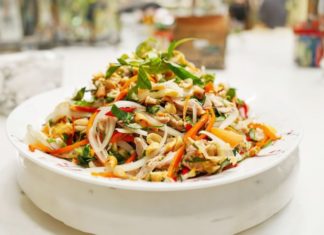 Tired of boiled chicken? Try this refreshing and easy-to-make chicken salad with onions and mint. Delicious and satisfying!