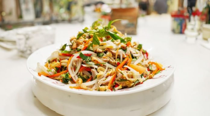 Tired of boiled chicken? Try this refreshing and easy-to-make chicken salad with onions and mint. Delicious and satisfying!