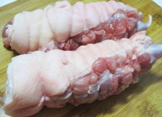 Don’t just add salt when boiling pork, add this for tender, flavorful, and odorless meat