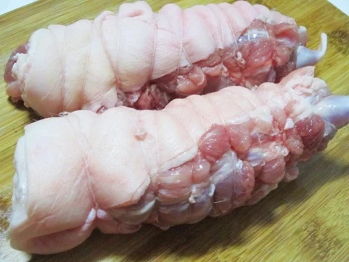 Don’t just add salt when boiling pork, add this for tender, flavorful, and odorless meat