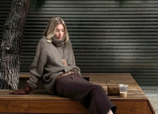 The most stylish fashion model with a “model-esque” physique hints how to dress elegantly for short-haired ladies