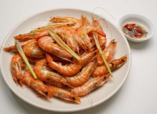 Boiled shrimp: Don’t just use filtered water, add this ingredient to make the meat tender, fragrant, and delicious, just like in a restaurant.