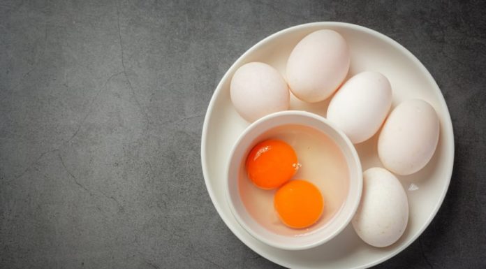 10-Minute Recipe: Scrumptious Fried Eggs with Peach Sauce for a Nutritious Meal