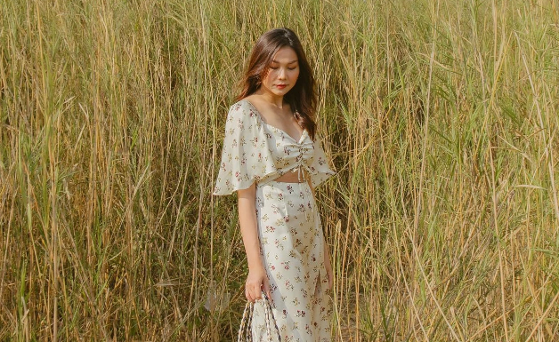 Learn from Vietnamese beauties on how to rock youthful and eye-catching patterned dresses this Tet holiday.